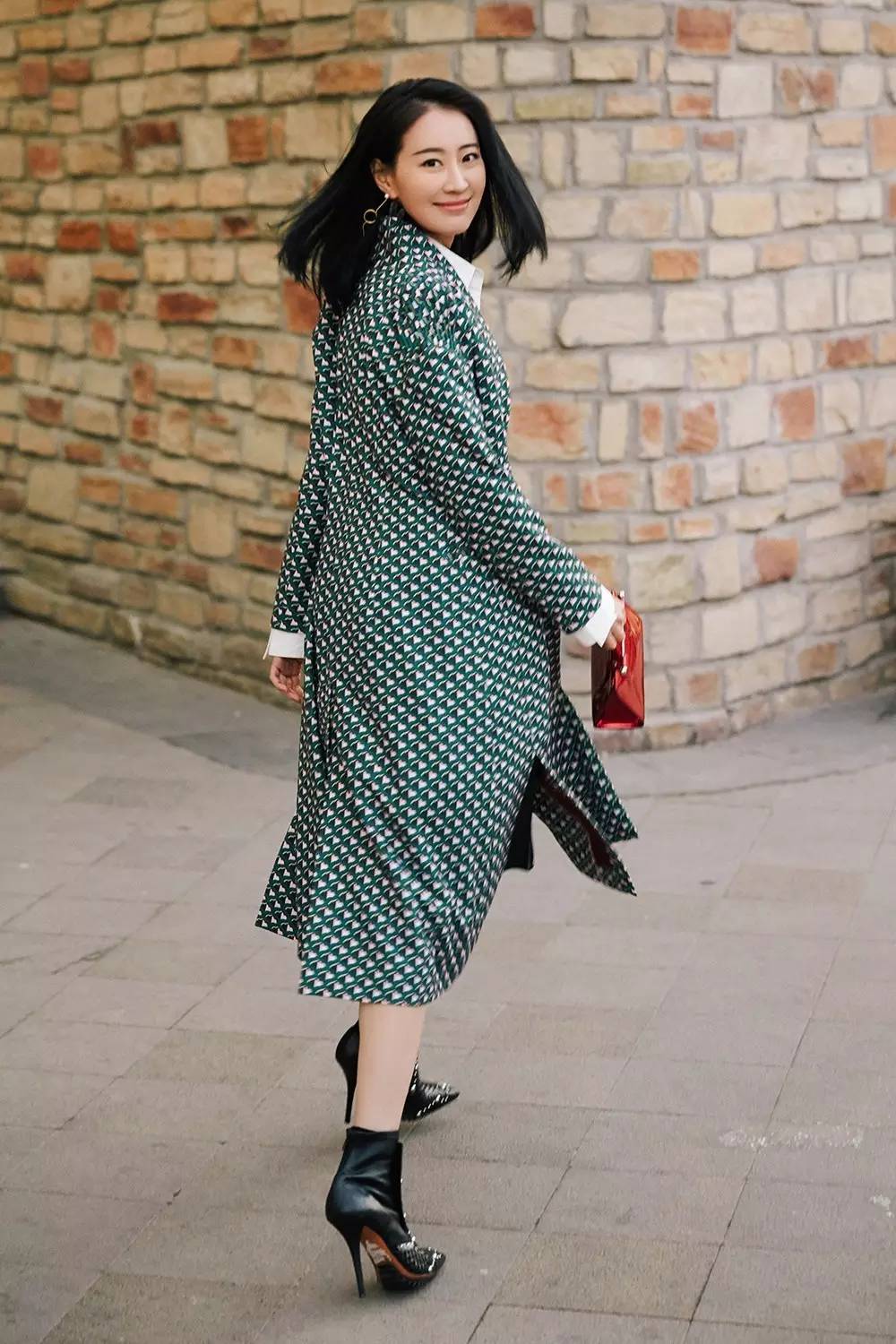 运动条纹星星包，亮闪闪鱼尾裙，从前穿灰布旗袍的王乐君居然这么时髦！