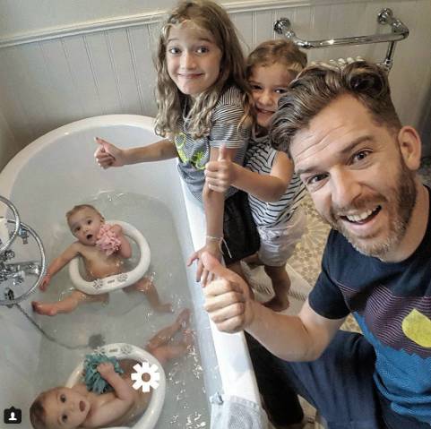 一个娃就够呛了，家有四个小公主怎么办？