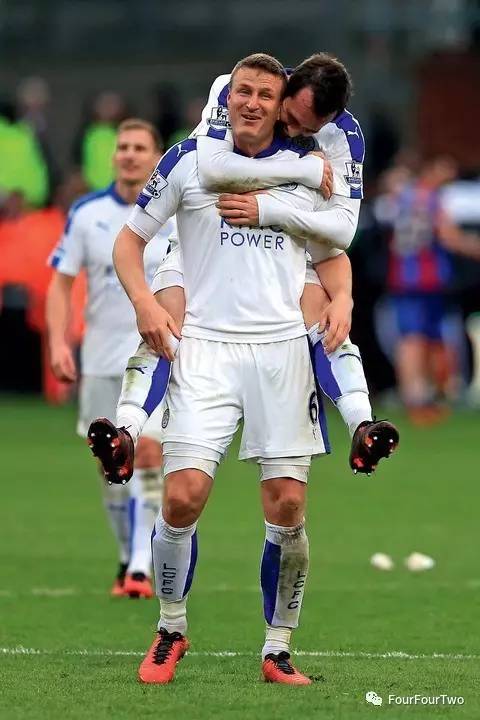 2014圣诞节垫底,2015圣诞节登顶,2016呢?莱斯特城的故事,曾经是足球世界最美好的圣诞礼物