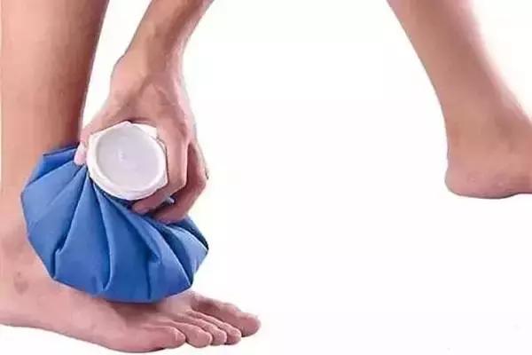 打球老是崴脚是动作不对吗,打球崴脚了怎么避免习惯性崴脚