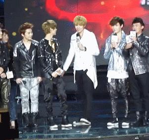 耿直鹿晗真是好脚力，身高不够，踮脚来补，带动大家一起踮起来