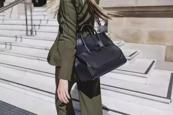 versace最经典的男包,VERSACE包包款式