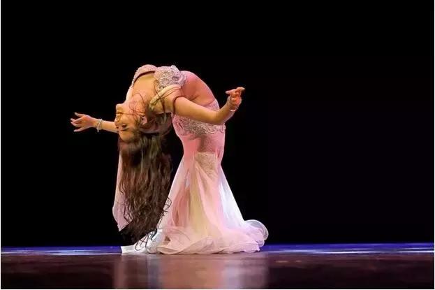 即使白发婆娑，肚皮舞也会跳出白发红颜！