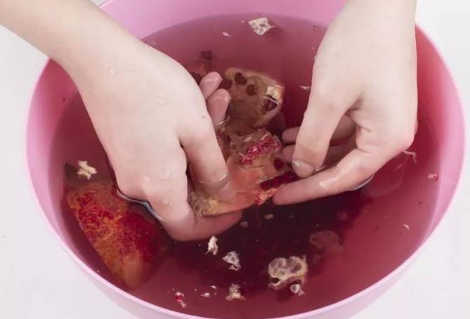 苹果切开后会氧化有什么办法,苹果切开久了变色还能吃吗