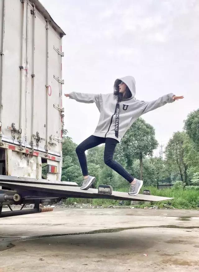 陈乔恩刘雯宋佳争着穿,那些年丑哭的国产牌子终于时髦上天!