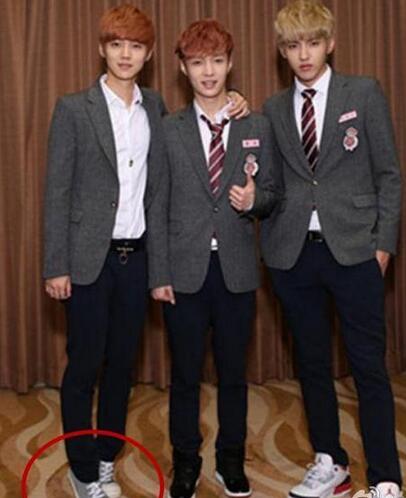 耿直鹿晗真是好脚力，身高不够，踮脚来补，带动大家一起踮起来