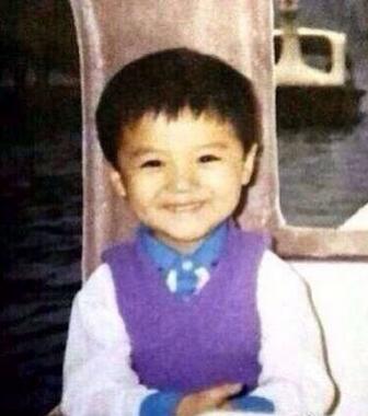 耿直鹿晗真是好脚力，身高不够，踮脚来补，带动大家一起踮起来