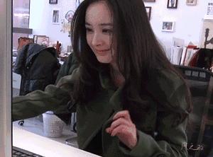 杨紫街拍和杨幂撞衫,街拍女王杨幂最新机场造型