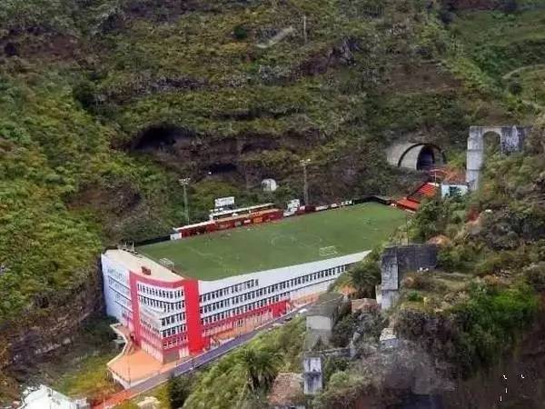 世界上最奇葩的足球场,足球场十大奇葩