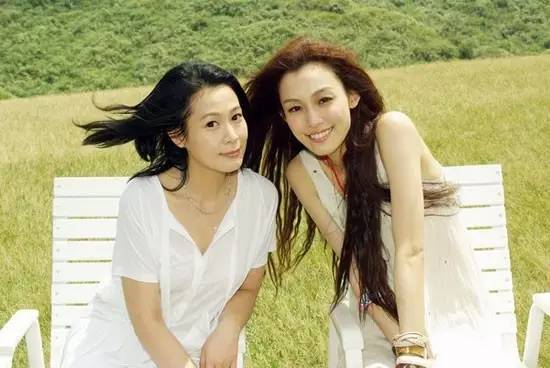 堪称对唱界的「集邮天后」，用音乐结交好友。