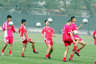 足球教学一对一,足球花式捡球教学