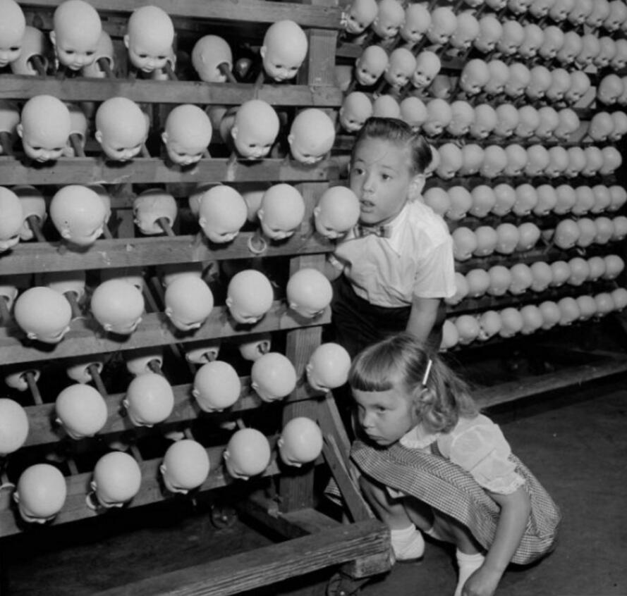 2位孩子被邀请到人偶工厂一游，但里面的情景让人吓到尿裤子！