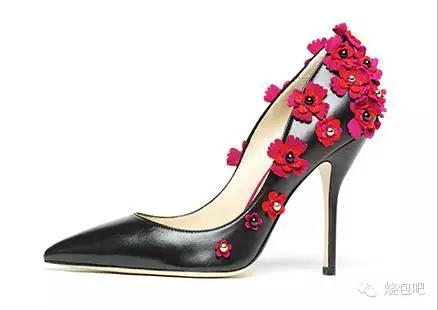 唯物|情人节倒计时,去看50个潮牌出的超级碗纪念球,独一无二