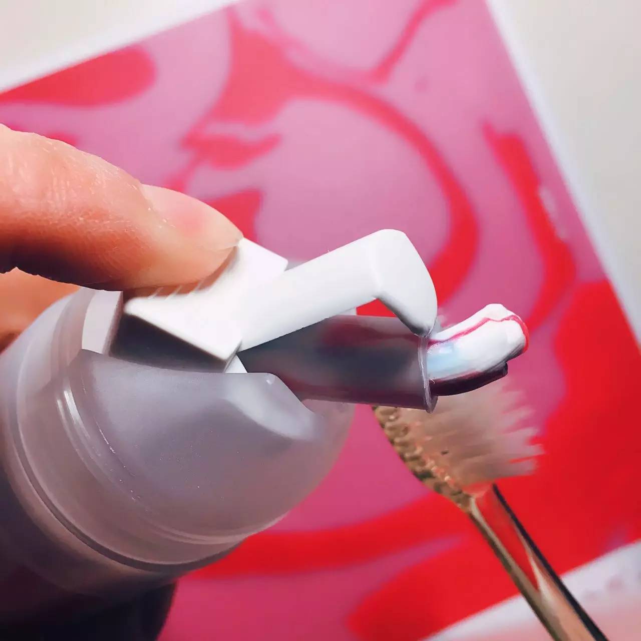 鱿鱼丝报告｜斩男不止唇色，你还需要一支“接吻牌”牙膏！