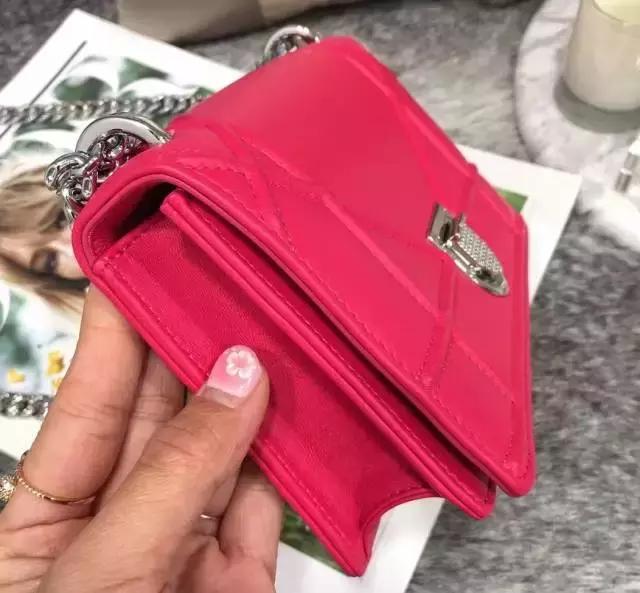 没钱装逼，她用假包换了100万......