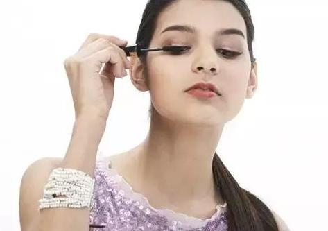 睫毛膏卸妆和刷法技巧,睫毛膏用水还是油怎么才能卸干净