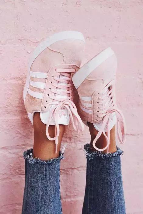 杨幂小金珠手链,杨幂小贝壳黑裙