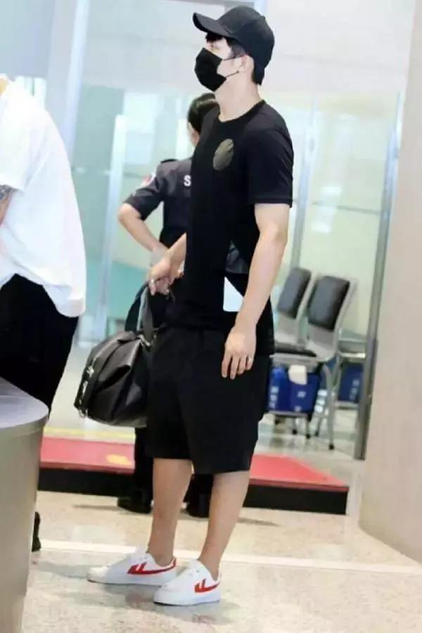 杨幂同款小白鞋阿迪达斯,杨幂小布鞋