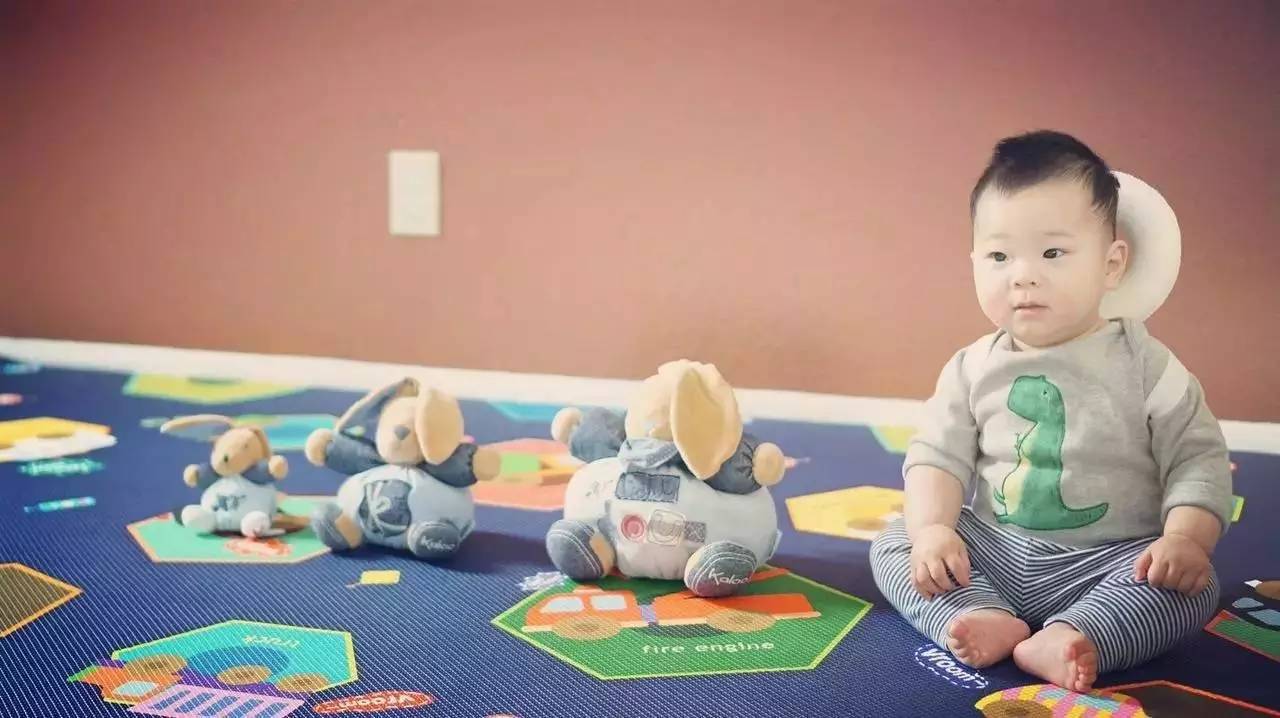 读者来稿丨抱着邦尼兔睡觉、拎着定型枕逛街、在公园里给土豆推秋千……小朋友的安抚物大集合！