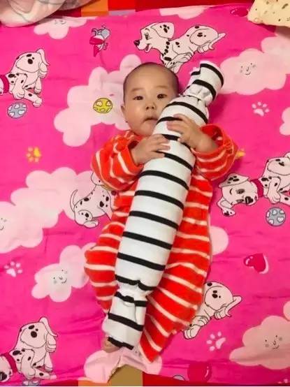 读者来稿丨抱着邦尼兔睡觉、拎着定型枕逛街、在公园里给土豆推秋千……小朋友的安抚物大集合！