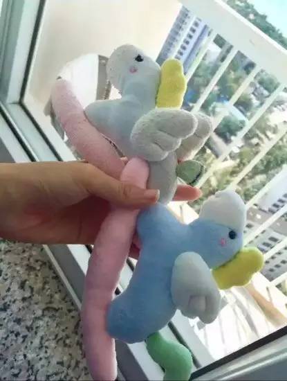 读者来稿丨抱着邦尼兔睡觉、拎着定型枕逛街、在公园里给土豆推秋千……小朋友的安抚物大集合！