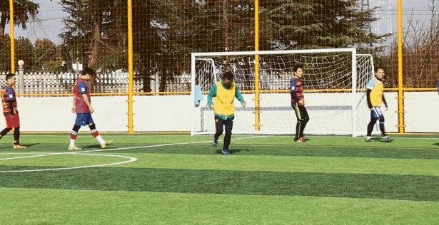 早上7点起来踢足球合适吗,清晨六点踢球