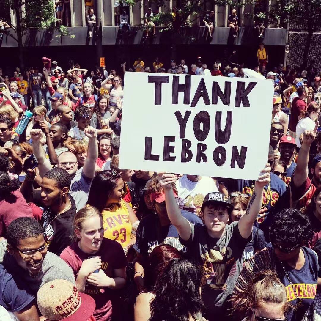 16岁就开始虐框的詹姆斯，那时候发型真的帅爆了