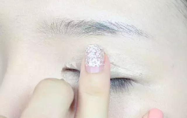 美妆博主在韩国美容手法全程教程,看美妆博主视频怎么才能学会