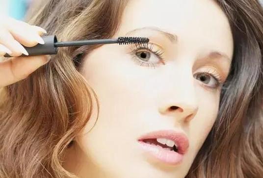 睫毛膏卸妆和刷法技巧,睫毛膏用水还是油怎么才能卸干净