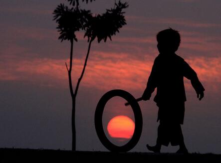 早上起床左脸疼，奶奶说是鬼掐的，然后她拔了人家坟头上的草