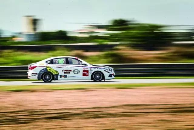 这个感觉倍儿爽，因为我们拿了12小时耐力赛的奖杯