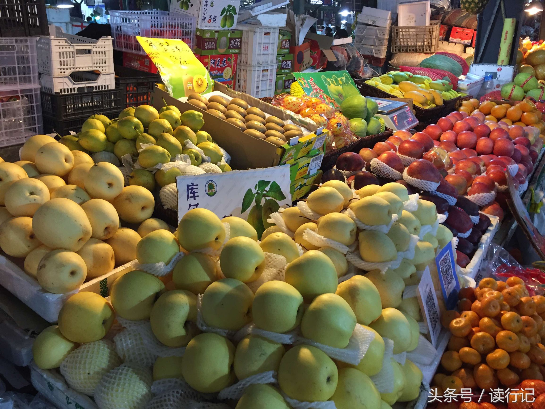 90后年轻夫妻过年不回家，摆摊卖水果日入五千元