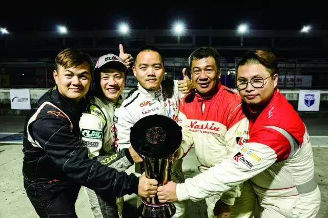 这个感觉倍儿爽，因为我们拿了12小时耐力赛的奖杯