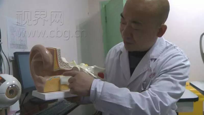 医生在儿童耳朵里取出异物,医生给小孩耳朵取异物视频