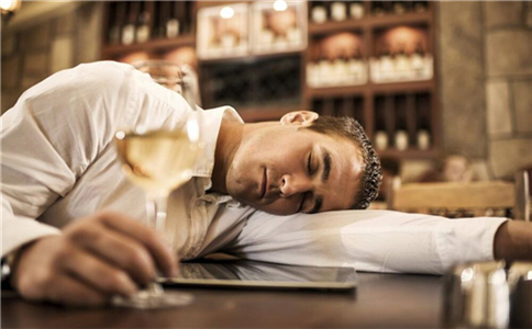 醉酒后喝水还是睡觉,醉酒后喝茶可以养胃吗