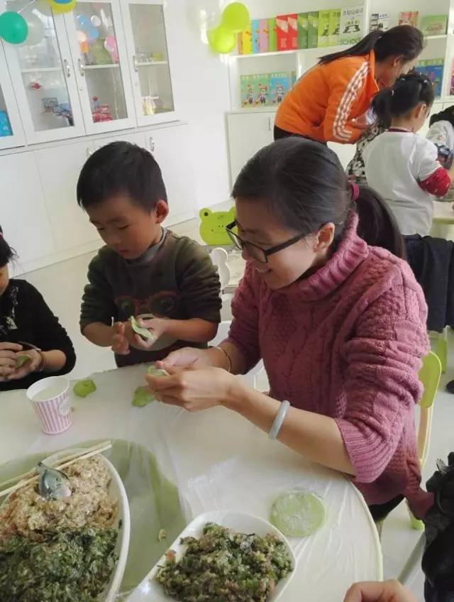 只是一顿饺子的事，芒市洛基山的孩子都能玩出新花样！