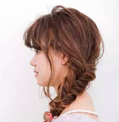 鱼尾辫教程慢动作中长发,鱼尾辫半披发