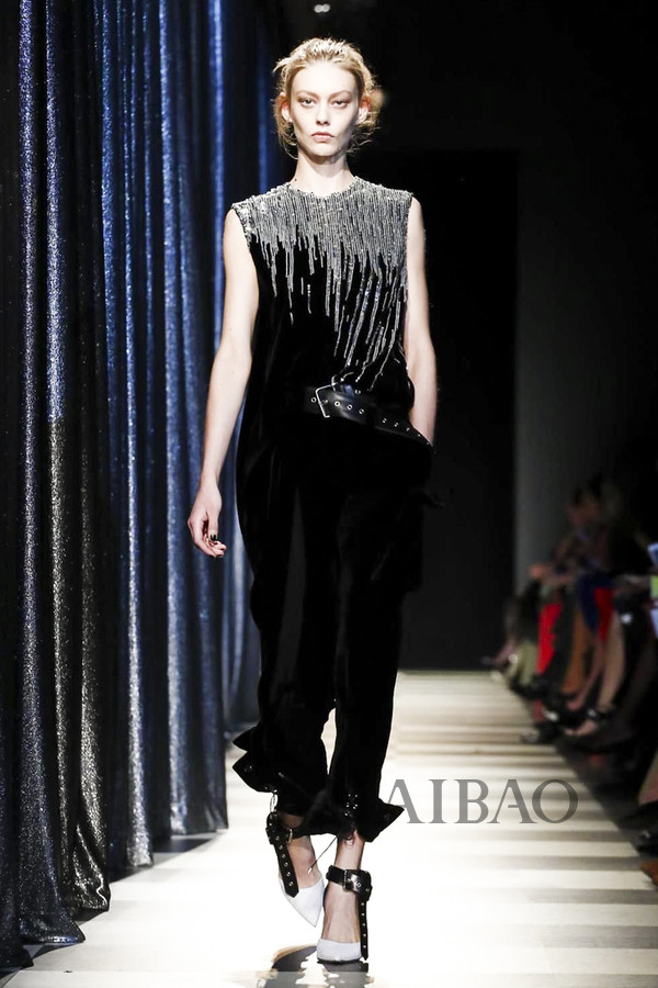 浪漫与柔媚的无限延伸！Monse2017秋冬女装秀，海报网带你亲临2017秋冬纽约时装周