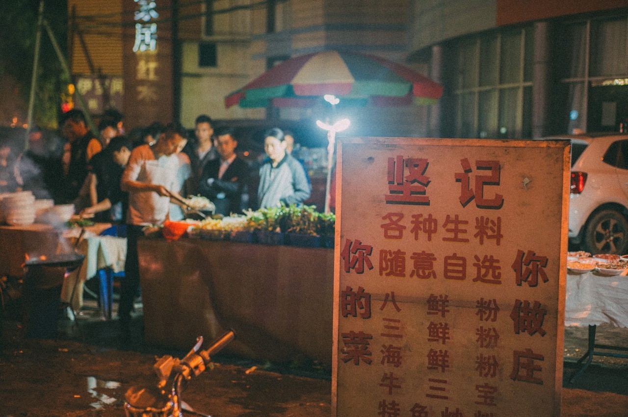 南宁夜晚摆摊生料粉,南宁柳沙夜市网红生料粉