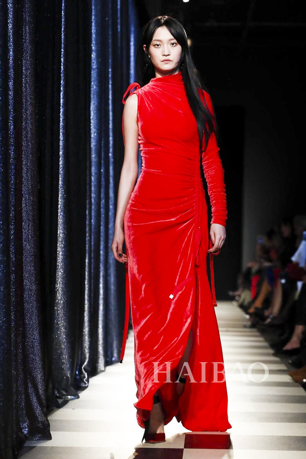 浪漫与柔媚的无限延伸！Monse2017秋冬女装秀，海报网带你亲临2017秋冬纽约时装周