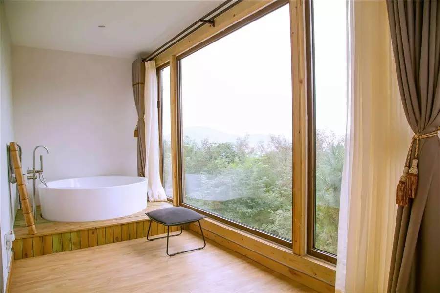 在被称做“东方瑞士”的仙境，她盖了一座令人心境荡漾的房子，森林与大海都在后花园里