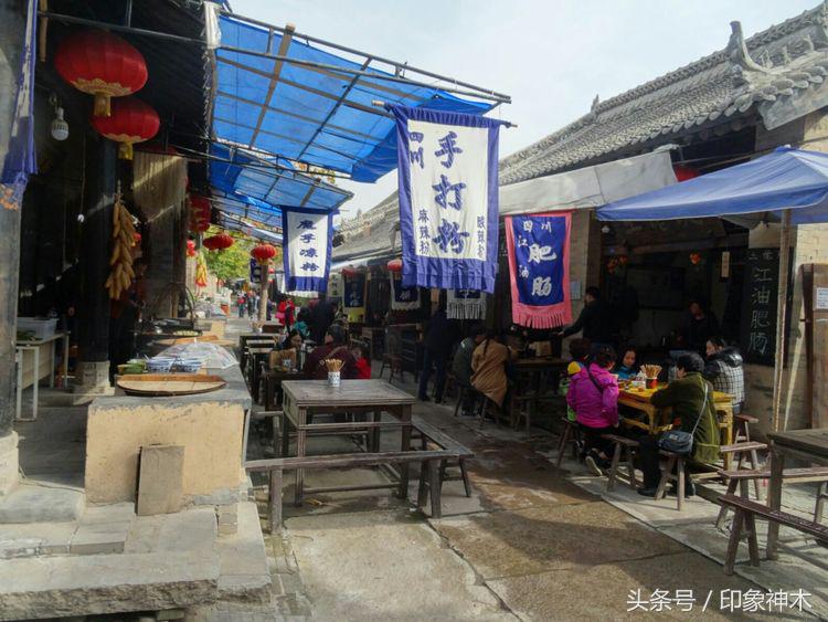 陕北俊俏女子勇闯袁家村大嘴吃四方