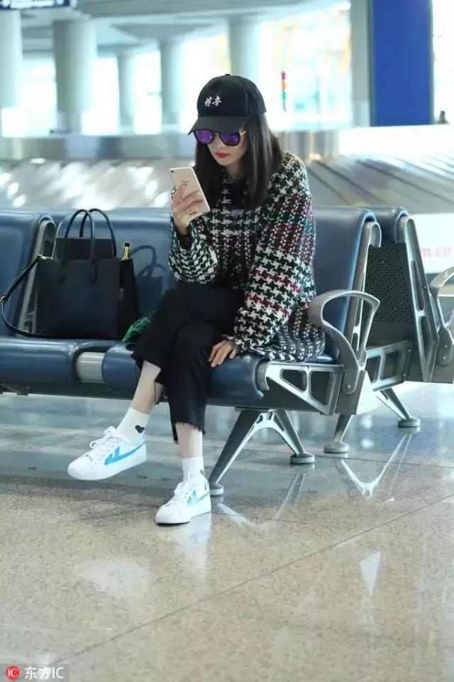 杨幂小金珠手链,杨幂小贝壳黑裙