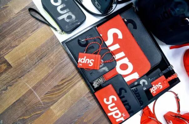 lv和supreme联名暴力熊多少钱,supreme好还是lv好