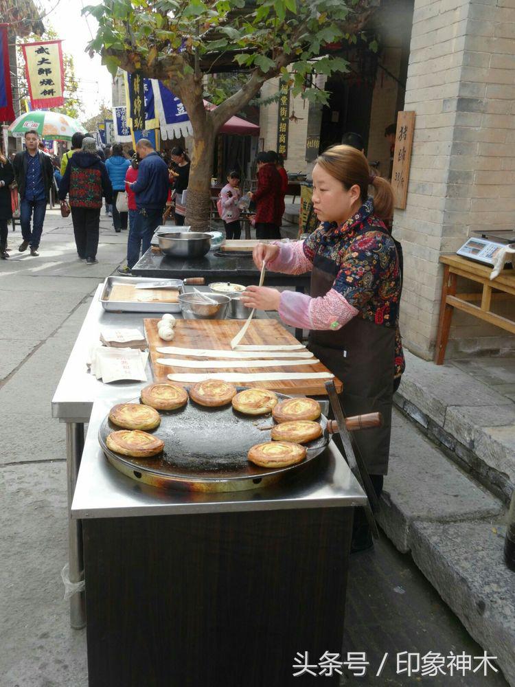 陕北俊俏女子勇闯袁家村大嘴吃四方