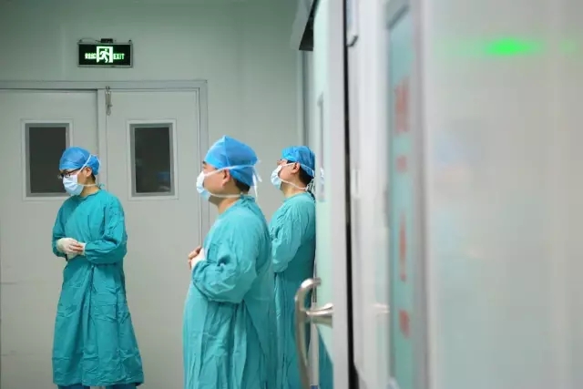 镜头见证生命重启之旅，纪录医者仁心，许昌外科医生的新年故事