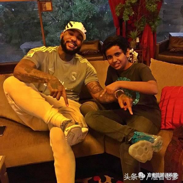 14岁迪拜男孩花200万买球鞋，叔叔阿姨你们穷爆了！
