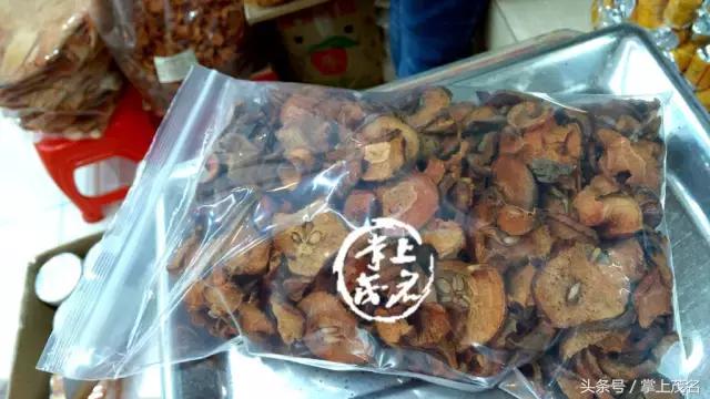 他说，要买点茂名特产回家拜年