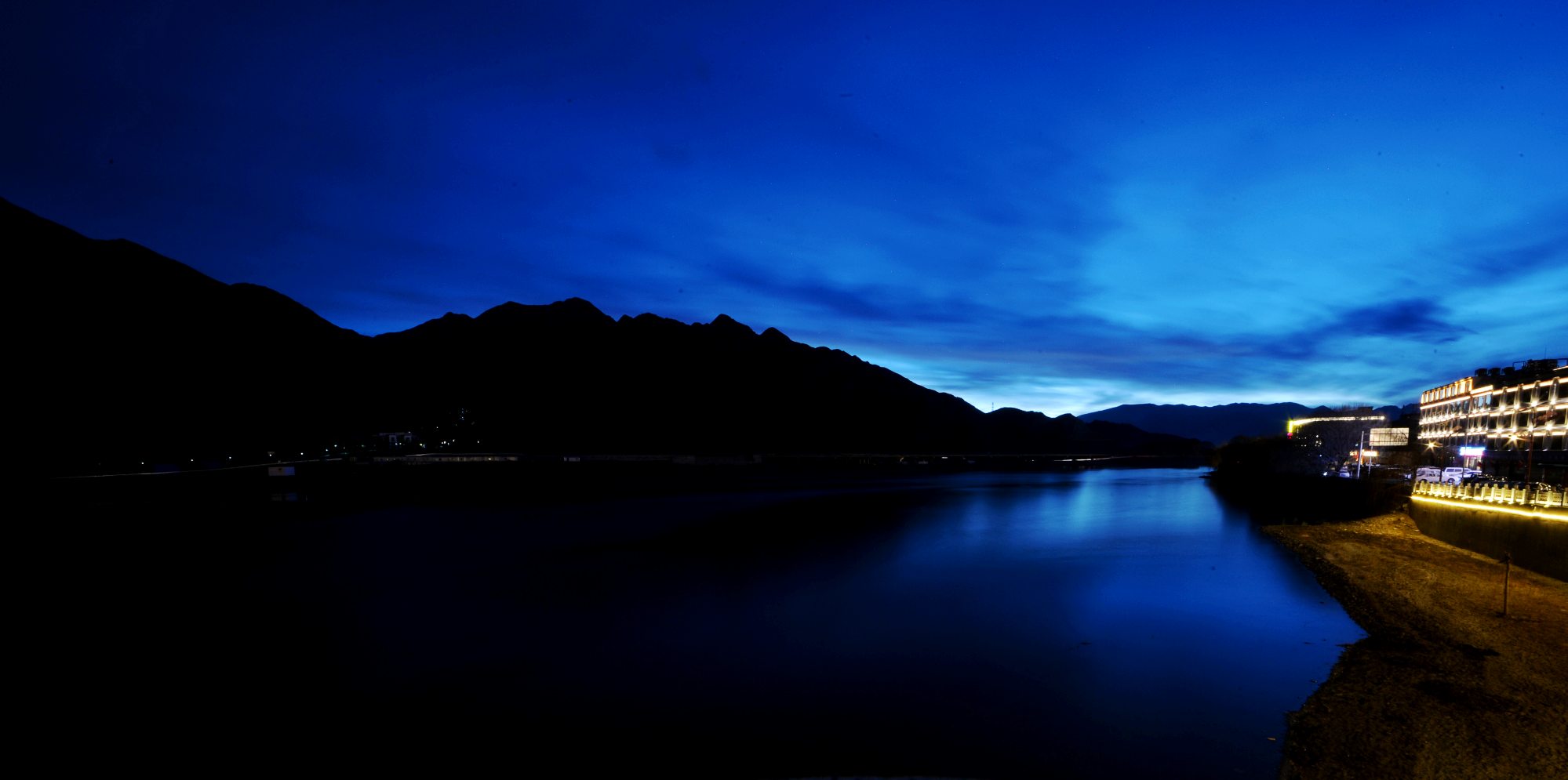 河道被挖开,被挖出来的河