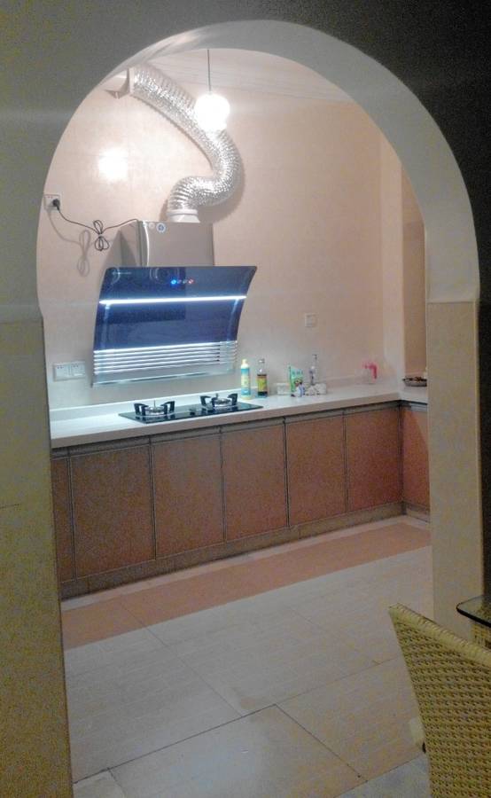 第一套房子花了很多心思，客厅很实在，朋友却说背景墙太花了